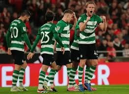 芝加哥小熊在 2016 年世界大赛第七战的延长赛中击败印地安人，举城欢庆终结百年遗憾